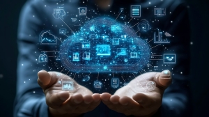 Ein KI-gestütztes Hologramm-Cloud-System, umgeben von Symbolen.