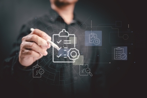 Prozessoptimierung und Qualitätskontrolle. Es bedeutet strukturierte Prozessverbesserungen, die Genauigkeit, Qualitätssicherung und betriebliche Effizienz im Geschäfts- oder Projektmanagement gewährleisten.