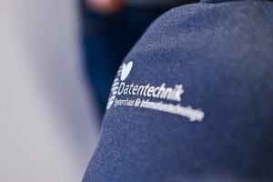 s2-Datentechnik Schriftzug auf dem Pullover