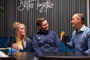 S2-Datentechnik Team sitzt auf dem Sofa