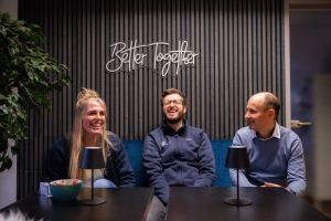 s2-Datentechnik - Ein Teil des Teams sitzt lachend auf dem Sofa