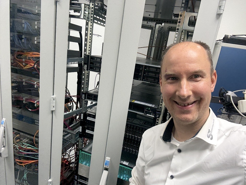 Sven vor den Servern